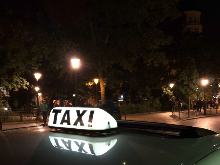 Bezpieczeństwo kierowcy taxi w nocy podczas pracy na aplikacjach przewozowych.