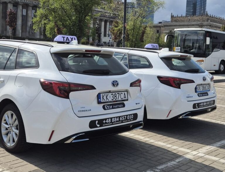 Czy praca jako kierowca taxi się opłaca? Kierowca taxi podczas realizacji kursu w mieście.
