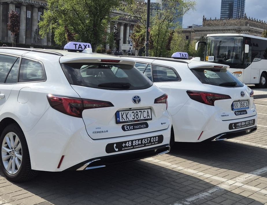 Czy praca jako kierowca taxi się opłaca? Kierowca taxi podczas realizacji kursu w mieście.