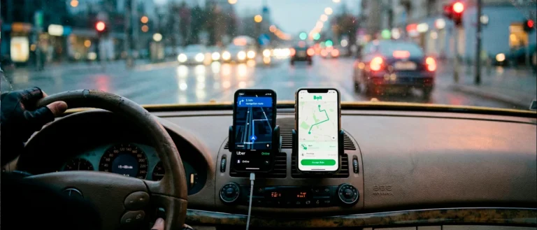 Blokada konta kierowcy Uber Bolt – kierowca korzystający z aplikacji po otrzymaniu informacji o zablokowaniu konta.